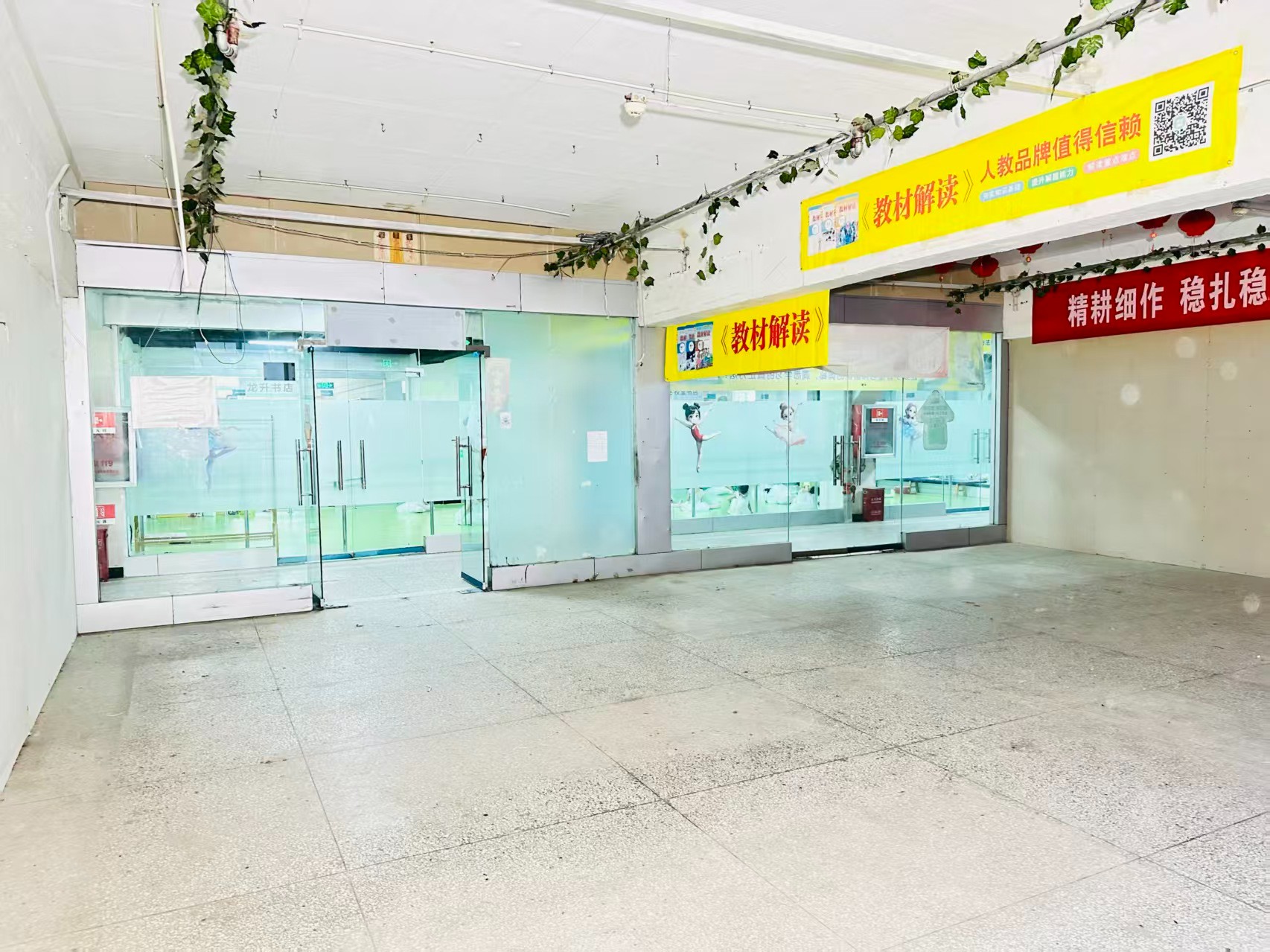 兴洛东街提供写字楼、商铺、展示空间、直播间等多种面积选择，满足企业办公、研发、展示、运营等多元需求。