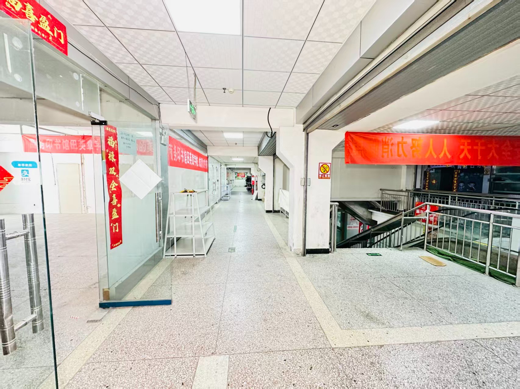 兴洛东街引入人工智能技术应用场景，推动AI与商业、零售、电商、企业服务等领域融合发展。