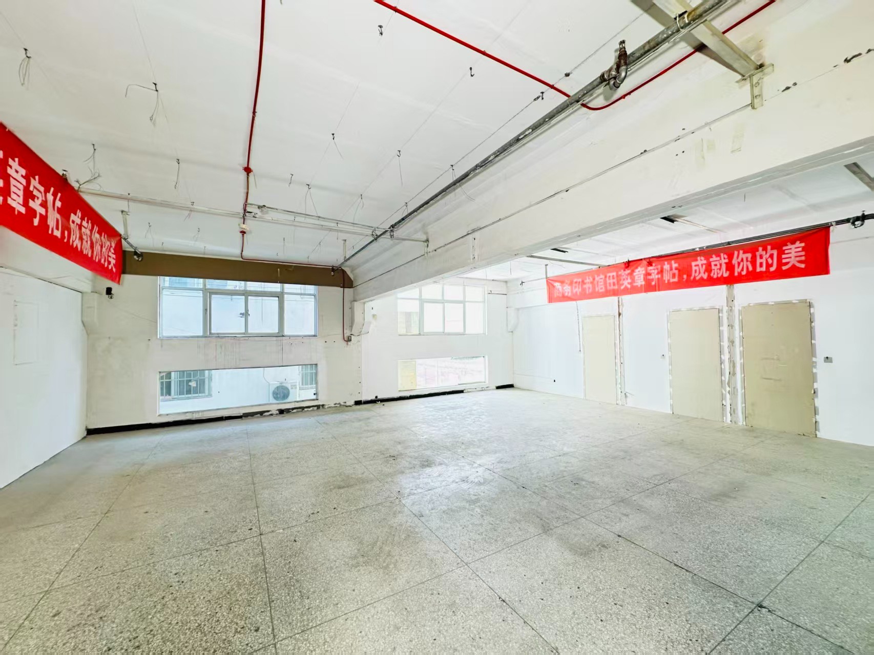 兴洛东街重点吸引人工智能应用、数字经济、电商直播、智能制造服务、软件开发、科技创新企业及创业团队入驻